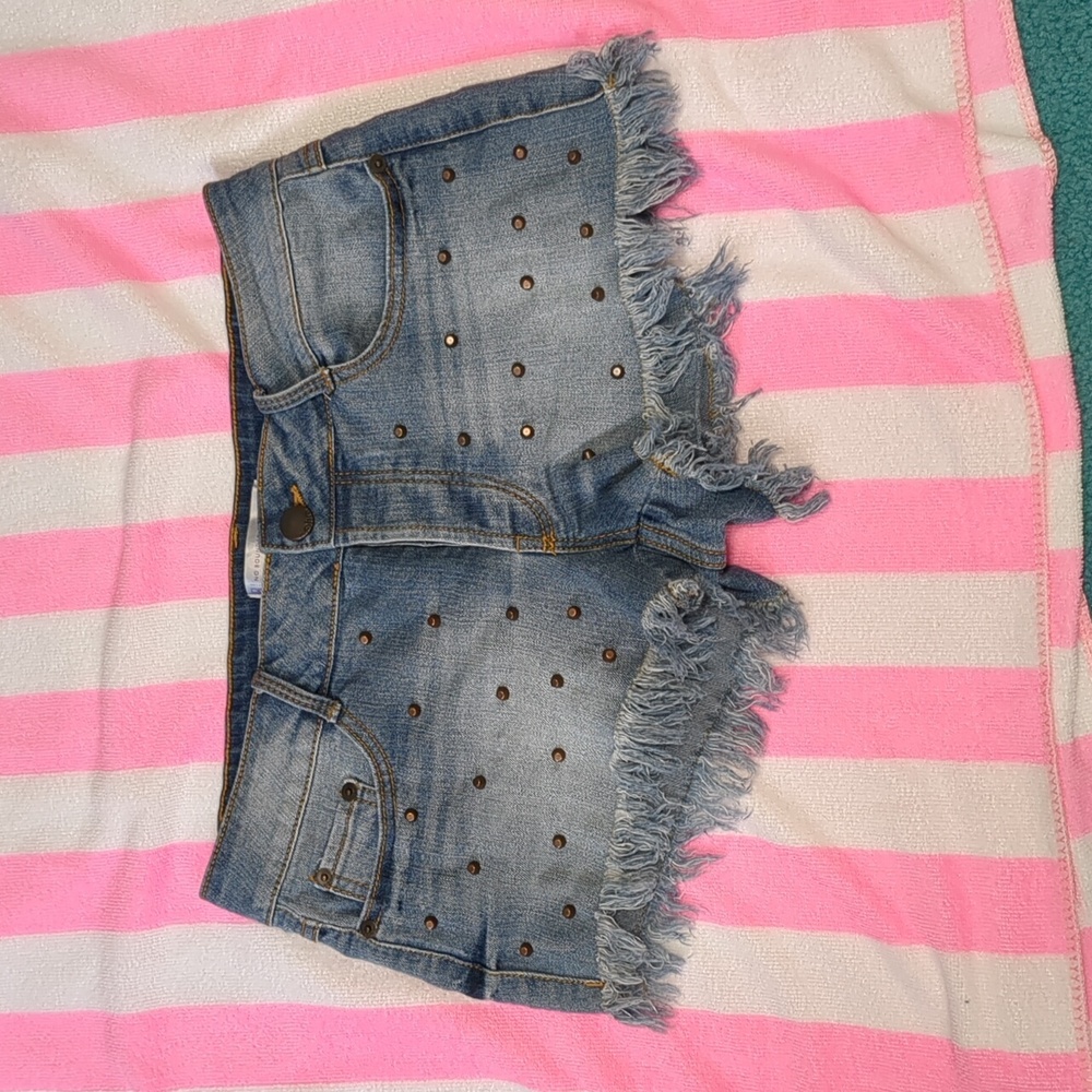 Super cute denim shorts!